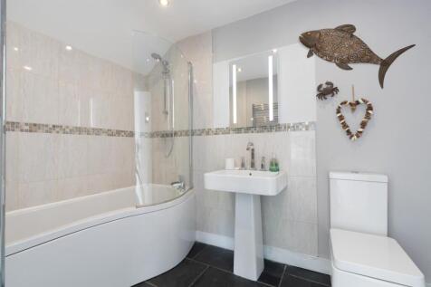 Master En-suite Master Bathroom (Top Floor)