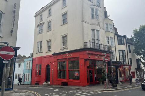 2-bed flat on St James Street, £1,400/mo