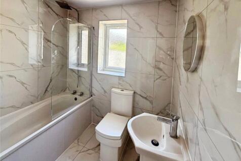 Clandon Avenue, Egham, Surrey, TW20 photo 4