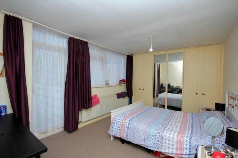 Montgomery Road, Edgware, HA8 photo 3