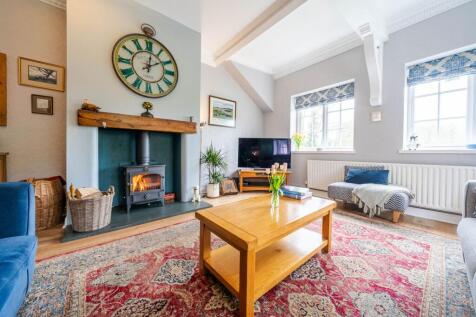 Spacious living/dining room