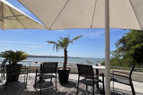 A 2 pas de l'appartement, la terrasse du casino de