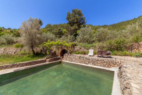 Water cistern used as a pool
