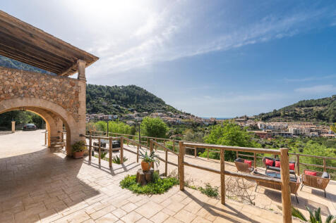 Terrace with views over Bunyola