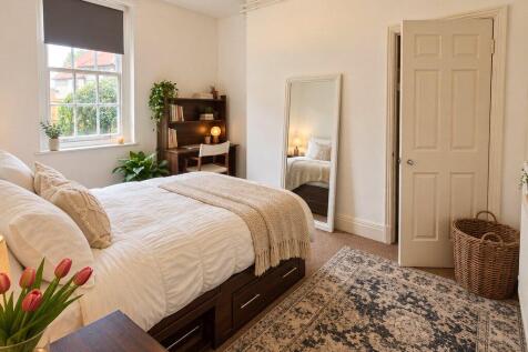 3-bed flat on St Michaels Hill, Kingsdown, Bristol, BS2, £2,565/mo