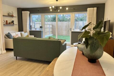 Open Plan Lounge &amp; Dining Area