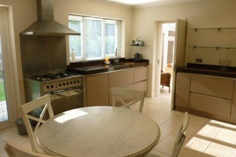A STUNNING THREE-BEDROOM SEMI-DETACHED photo 4