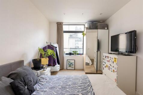 Honour Lea Avenue E20