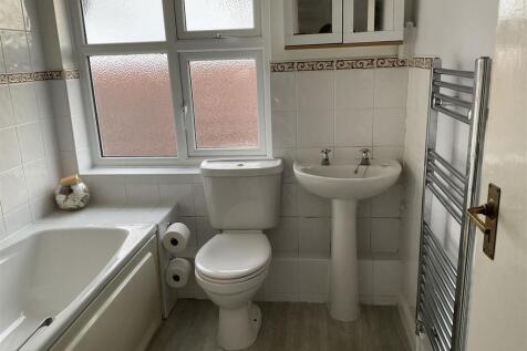 Family Bathroom to Side