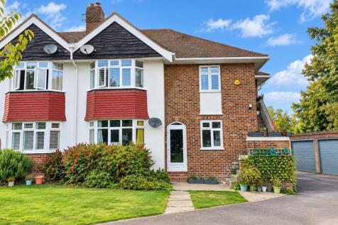 3-bed flat on Madison Gardens, Bromley, BR2, £1,875/mo