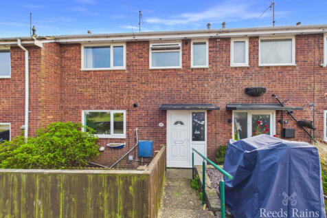 Three bedroom mid-terrace house - For sale by auc