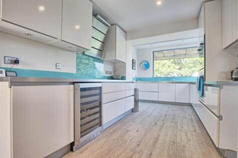 Kitchen 2.jpg