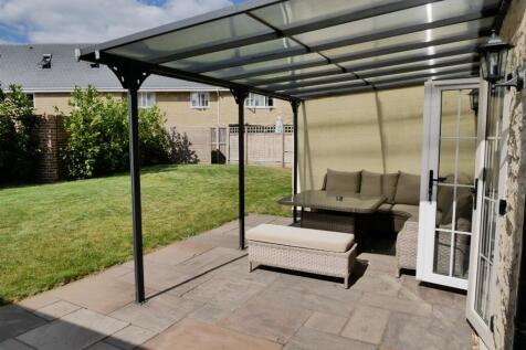 REAR ENCLOSED GARDEN