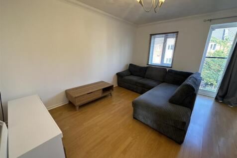 Welcome to this modern apartment located on Stretford Road in the vibrant area of Hulme. This delightful property offers a comfortable living space, boasting a generous 650 square feet. The apartment 
