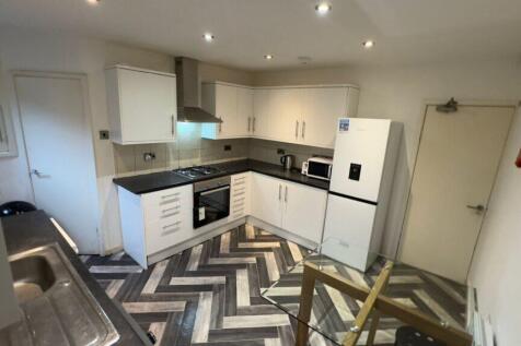6-bed terraced on Chestnut Avenue, Hyde Park, Leeds, LS6 1BA, £2,990/mo