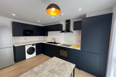 Modern dark¿navy kitchen with integrated white ...