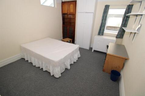 Spacious double room with ample storage and des...