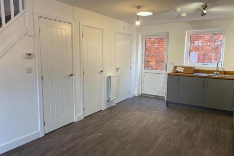 Peterhouse Close, Wolverhampton, West Midlands, WV10 photo 4