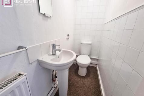GROUNDFLOOR CLOAKROOM