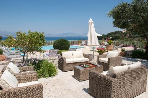 Outdoor seating above the pool