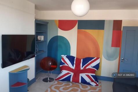 2-bed flat on Studland Road, London, W7, £2,250/mo