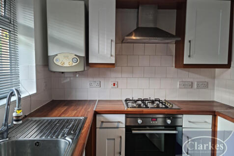 Beswick Gardens, Ensbury Park, BH10 5FL photo 3