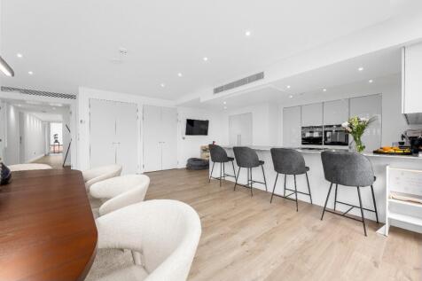 4 bed, 4 bath Apartment in Manchester - Photo 5