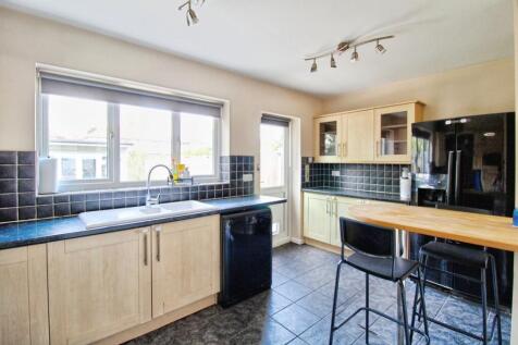 Laburnum Walk, Hornchurch, Havering photo 4