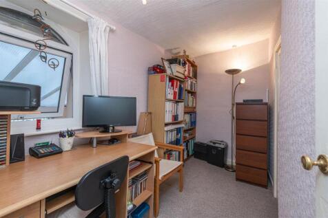 Single bedroom 4 / Study