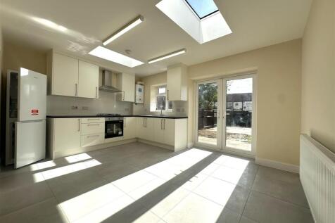4-bed semi-detached on Bourne Avenue, Hayes, £2,775/mo