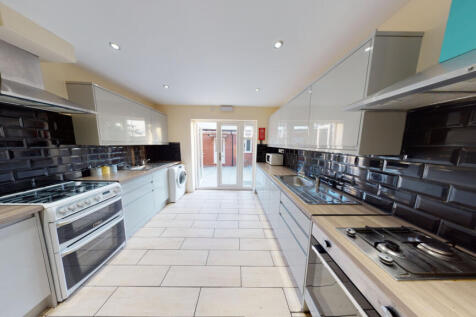 AVAILABLE FOR ACADEMIC YEAR 2026/2027.  7 bed det