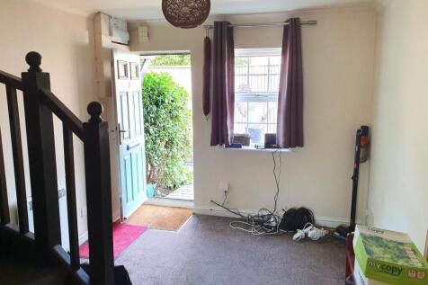 Lounge to front door.jpg