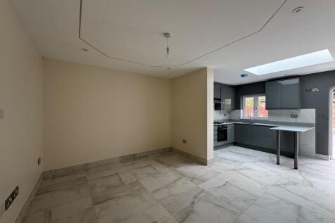 3 Carlyon Close, ...