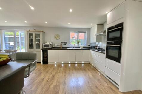 Kitchen/ Dining Room