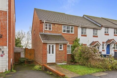 8 Vanguard Close, HP12 3FP-14.jpg