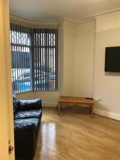 41 Heathcote Street  Livingroom1.jpg