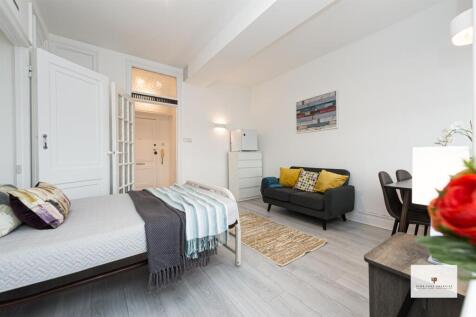 Queen¿s Court 146-016-016 Logo.jpg