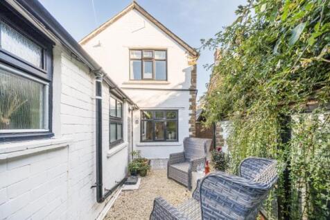 Rear aspect and cour