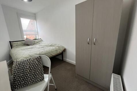2-bed terraced on Sausthorpe St // 2 Bed //  June 2027, £672/mo