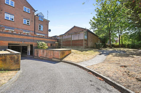 RCH&amp;F- flat 3 chippenham court- communal green 6 