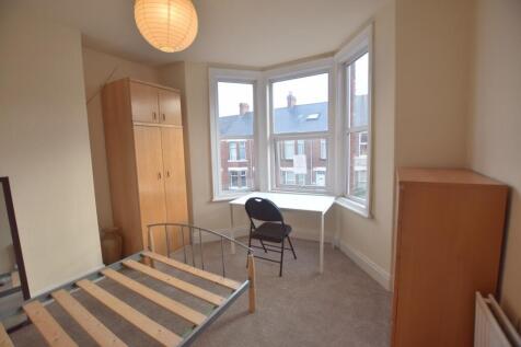 Bright and inviting double bedroom featuring am...