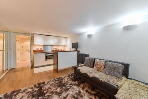 Studio flat on Kingsway Square, Battersea Park, London, SW11, £2,000/mo