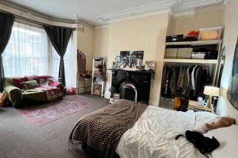 Ash Grove, Hyde Park, Leeds photo 4