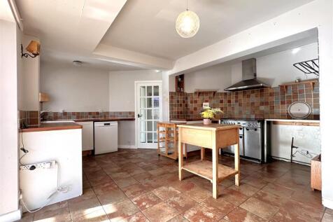 Spacious Kitchen 699
