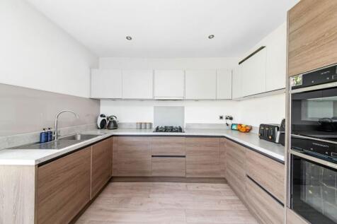 OPEN-PLAN DINING KITCHEN