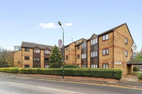 Britten Close, E15