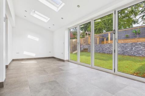 CAM03729G0-PR0113-STILL024