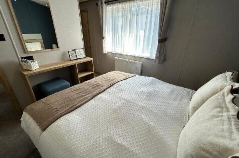 1912 Lodge Bedroom Two At Hoburne Cotswold