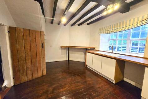 Kitchen breakfast bar.jpg