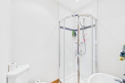 Guest Bed Ensuite.jpg